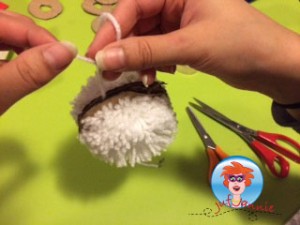 sneeuwpop-maken-van-pompon-6